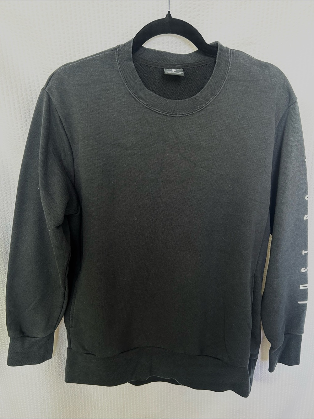 Nike “Just Do It” Sleeve Black Crewneck Sweatshirt Size Small